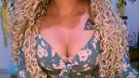 Snapshot of crysrus chatting on 11-19-25, 01:05 crysrus online show from 11-19-25, 01:05