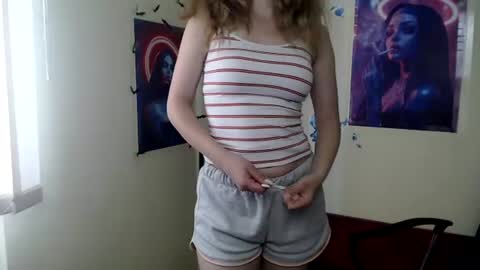 Snapshot of crystalgirl__ chatting on 06-15-26, 06:26 Stella online show from 06-15-26, 06:26