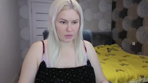 Snapshot of crystalleyessq chatting on 10-26-25, 03:01 CrystallEyessq online show from 10-26-25, 03:01