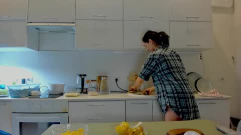 Snapshot of crystalnut chatting on 12-04-25, 03:27 Maria online show from 12-04-25, 03:27