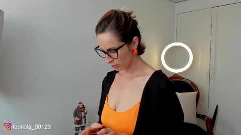 Leonela online show from 12-21-25, 06:15