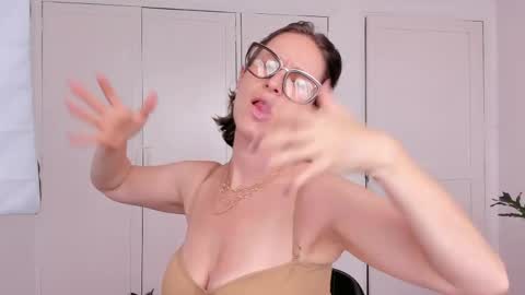 Snapshot of cuddlingbunnny chatting on 04-25-26, 07:11 Leonela online show from 04-25-26, 07:11