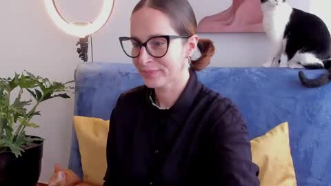 Snapshot of cuddlingbunnny chatting on 05-09-26, 07:08 Leonela online show from 05-09-26, 07:08