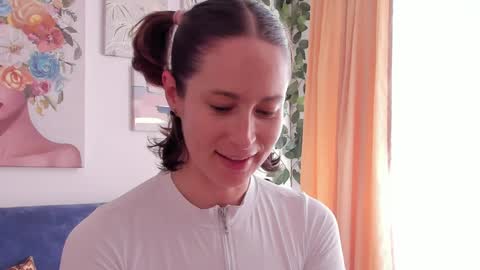 Snapshot of cuddlingbunnny chatting on 05-13-26, 04:15 Leonela online show from 05-13-26, 04:15