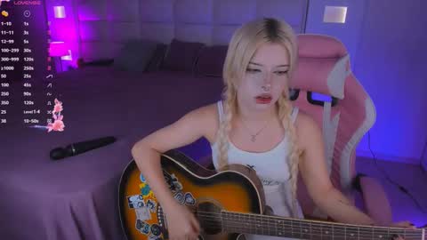 Snapshot of cuddly_kitten chatting on 09-24-25, 10:35 Cuddly Kitten online show from 09-24-25, 10:35