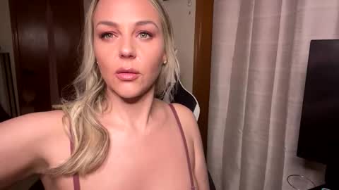 Snapshot of cumguzzlingskank chatting on 05-21-26, 05:03 cumguzzlingskank online show from 05-21-26, 05:03
