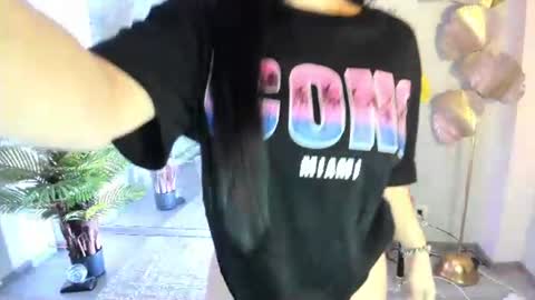 Snapshot of cupcake_izzy chatting on 06-21-26, 06:21 cupcake_izzy online show from 06-21-26, 06:21