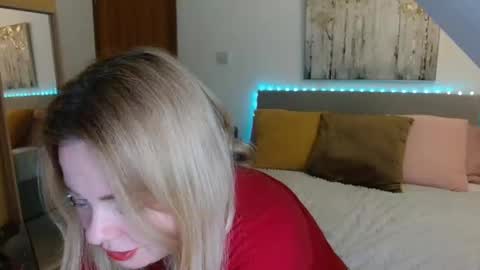 Snapshot of curiousneighbour chatting on 02-28-26, 11:39 FREE Instagram dancingneighbour online show from 02-28-26, 11:39