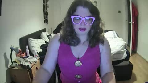 Snapshot of curleyshirley chatting on 10-16-25, 10:11 Shirley online show from 10-16-25, 10:11