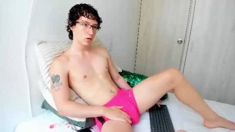 Snapshot of curlyytwink chatting on 07-03-26, 03:18 Noah online show from 07-03-26, 03:18