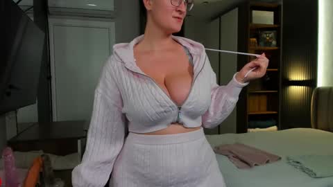 CurvyJules online show from 02-12-25, 04:33