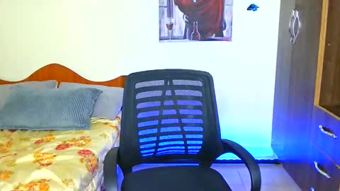 Snapshot of cute_annah chatting on 04-01-26, 06:49 cute annah online show from 04-01-26, 06:49