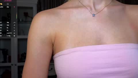 Snapshot of cute_fox_girl chatting on 12-17-25, 07:25 Anne online show from 12-17-25, 07:25