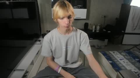 Snapshot of cute_grecha chatting on 06-25-26, 06:40 Grisha online show from 06-25-26, 06:40