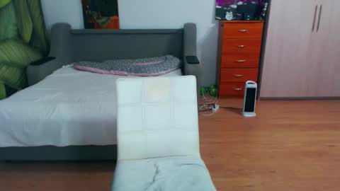 cute_jes online show from 12-20-25, 06:26