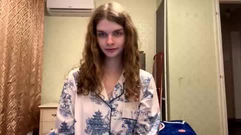 cute_kitte online show from 11-18-25, 10:03