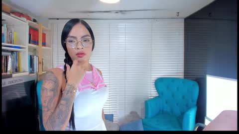 Snapshot of cuteanddesesperate chatting on 12-20-24, 05:29 WANNA SEE MORE OF TWINS online show from 12-20-24, 05:29