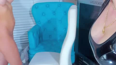 Snapshot of cuteanddesesperate chatting on 02-05-25, 03:55 WANNA SEE MORE OF TWINS online show from 02-05-25, 03:55