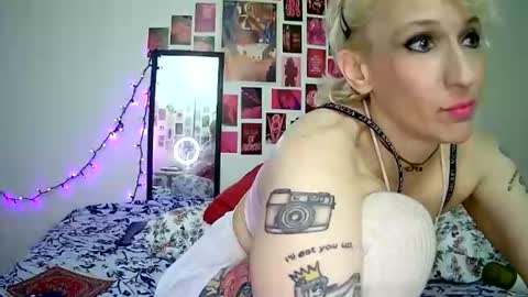 Snapshot of cutefemme chatting on 04-21-26, 08:31 Bella online show from 04-21-26, 08:31