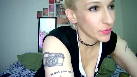 Snapshot of cutefemme chatting on 04-24-26, 05:10 Bella online show from 04-24-26, 05:10