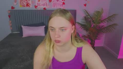 Snapshot of cutefever chatting on 06-26-26, 01:43 Amyy online show from 06-26-26, 01:43
