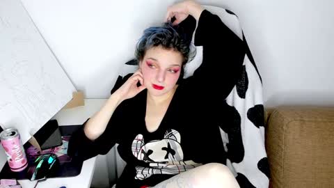 Snapshot of cutemetalgoddess chatting on 12-25-24, 02:35 Alice online show from 12-25-24, 02:35
