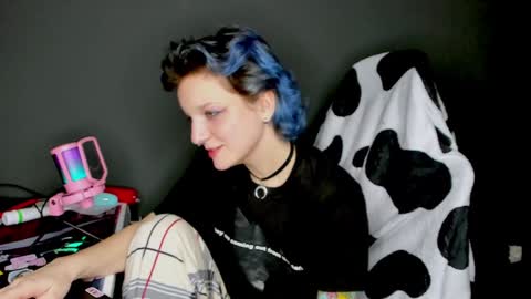 Snapshot of cutemetalgoddess chatting on 01-11-25, 05:10 Alice online show from 01-11-25, 05:10