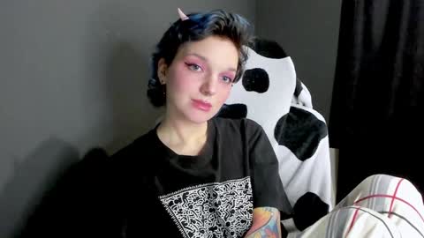 Snapshot of cutemetalgoddess chatting on 01-13-25, 04:39 Alice online show from 01-13-25, 04:39