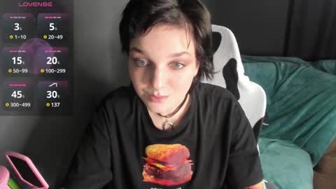 Snapshot of cutemetalgoddess chatting on 02-06-25, 01:27 Alice online show from 02-06-25, 01:27