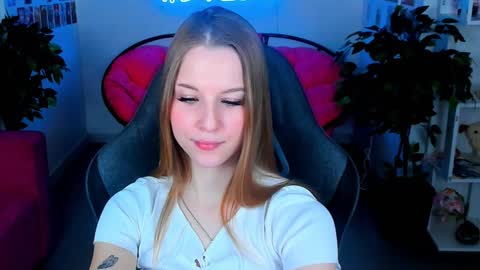 Snapshot of cutemousee chatting on 12-20-24, 06:08 Rina online show from 12-20-24, 06:08