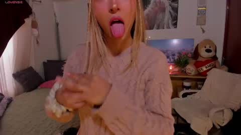 Snapshot of cuteweed420 chatting on 06-25-26, 09:30 cuteweed420 online show from 06-25-26, 09:30