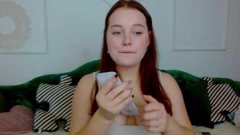 Snapshot of cutie__cutiee_ chatting on 10-19-25, 09:37 Nika online show from 10-19-25, 09:37