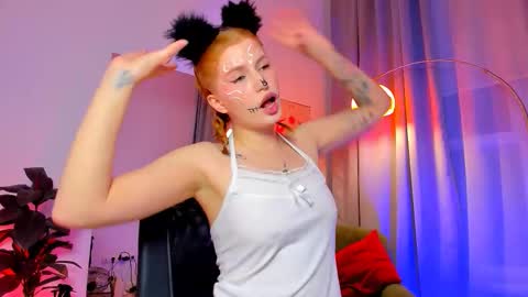 Lina online show from 10-31-25, 10:33