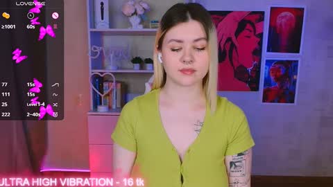 Snapshot of cutie_mili chatting on 02-04-25, 11:49 mili online show from 02-04-25, 11:49
