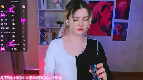 Snapshot of cutie_mili chatting on 02-16-25, 09:37 mili online show from 02-16-25, 09:37