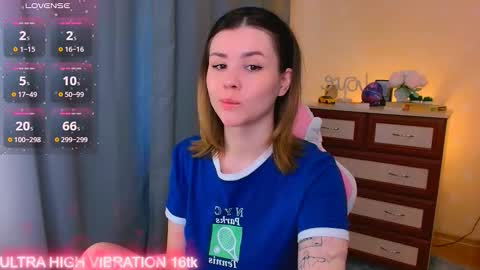 Snapshot of cutie_mili chatting on 09-18-25, 07:32 mili online show from 09-18-25, 07:32
