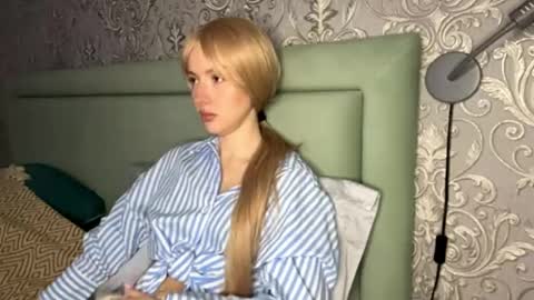 Snapshot of cutieblondyy chatting on 04-19-26, 04:39 Vanessa online show from 04-19-26, 04:39