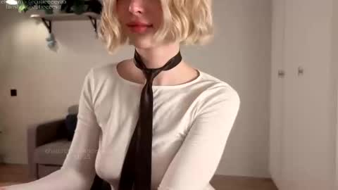 Snapshot of cutieeeeva chatting on 11-05-25, 04:29 E online show from 11-05-25, 04:29