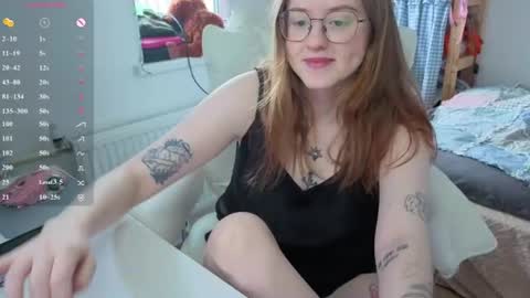 Snapshot of cutiepiealice chatting on 06-15-26, 10:28 Alice online show from 06-15-26, 10:28