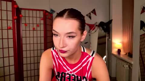 Snapshot of cutiewuwu chatting on 10-30-25, 07:54 Vivienne online show from 10-30-25, 07:54