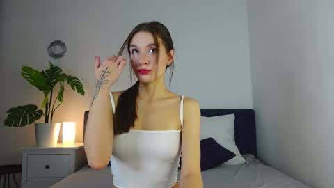 Snapshot of cutiewuwu chatting on 11-04-25, 05:50 Vivienne online show from 11-04-25, 05:50