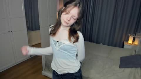 Snapshot of cuty_petite chatting on 03-02-26, 07:15 Anne online show from 03-02-26, 07:15