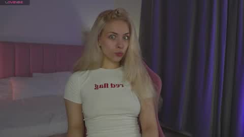 Snapshot of d0ll_eyes_ chatting on 06-12-26, 07:40 Julie online show from 06-12-26, 07:40