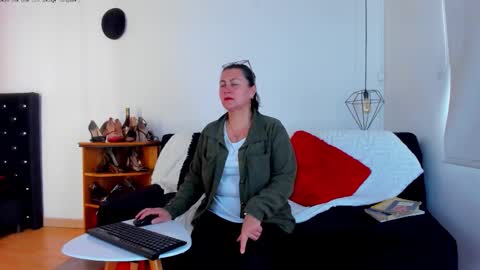 Mia  online show from 10-25-25, 01:07