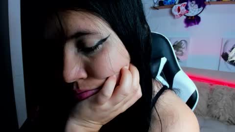 Snapshot of daahanna_ chatting on 11-27-25, 02:13 Ailyn online show from 11-27-25, 02:13