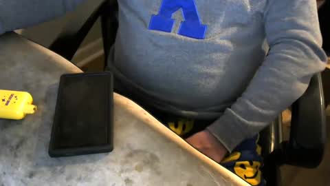 Snapshot of daddiessissyboy chatting on 12-13-24, 03:27 daddiessissyboy online show from 12-13-24, 03:27