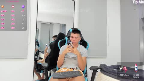 Snapshot of daddyrich4u chatting on 10-15-25, 12:33 daddyrich4u online show from 10-15-25, 12:33