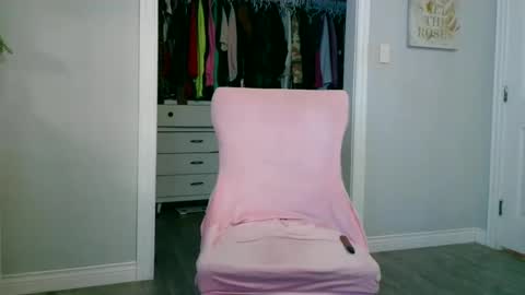 Snapshot of daddyunlocked89 chatting on 10-27-25, 01:04 daddyunlocked89 online show from 10-27-25, 01:04