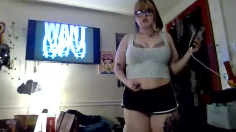 Snapshot of dadsdoll2 chatting on 03-26-26, 01:01 dadsdoll2 online show from 03-26-26, 01:01