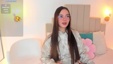 Dafne  online show from 11-18-25, 01:26